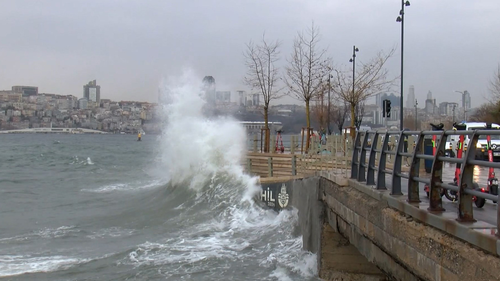 Üsküdar'da fırtına nedeniyle dev dalgalar oluştu
