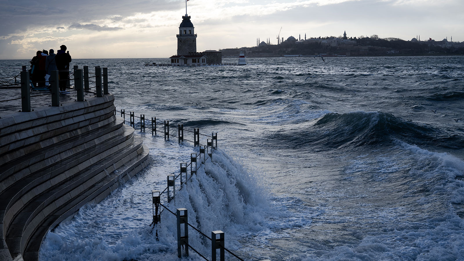 İstanbul dahil tüm Marmara'da fırtına ve sağanak bugün de devam edecek!