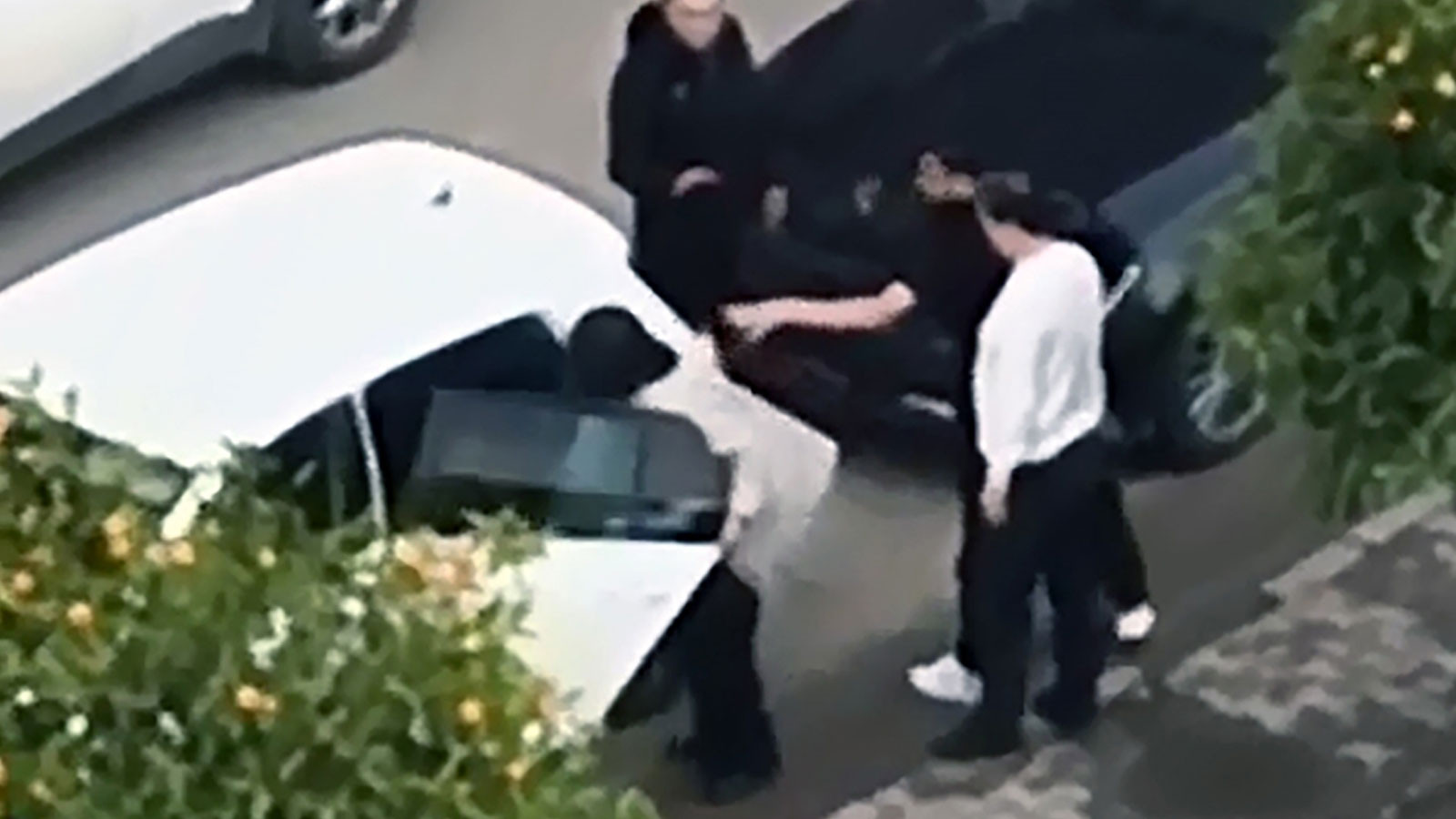 Adana'da koca dehşeti! Eşini trafikte darbedip, aracına çarptı