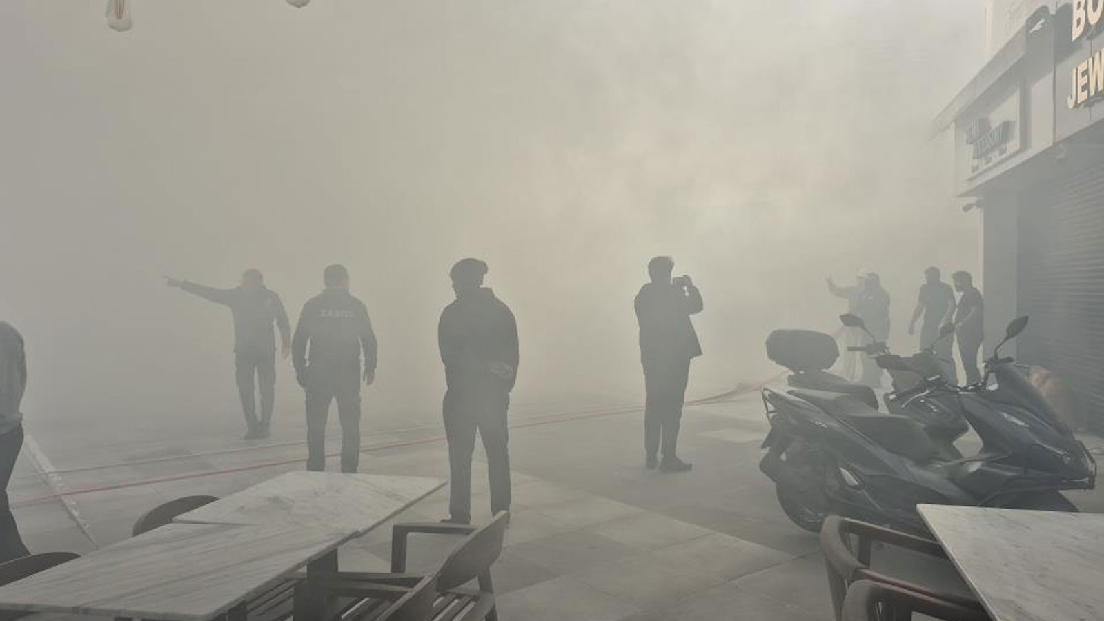 Her yer duman altı! Giyim mağazasının deposunda yangın paniği