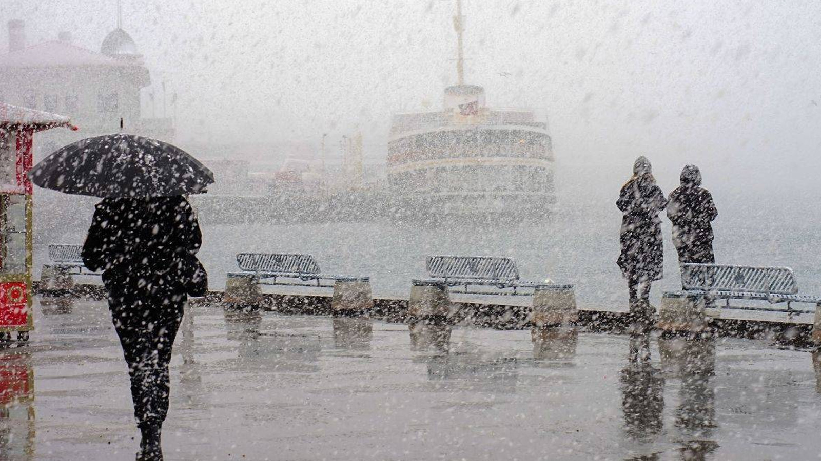 Kar, sağanak, fırtına! AKOM ve Meteoroloji'den İstanbul uyarısı: Çok kuvvetli geliyor