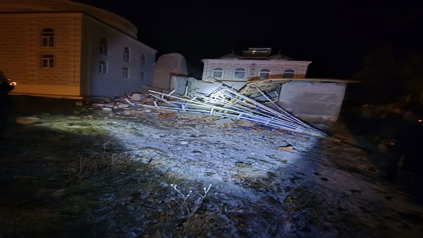Manisa’da etkili olan fırtınada cami minaresi devrildi