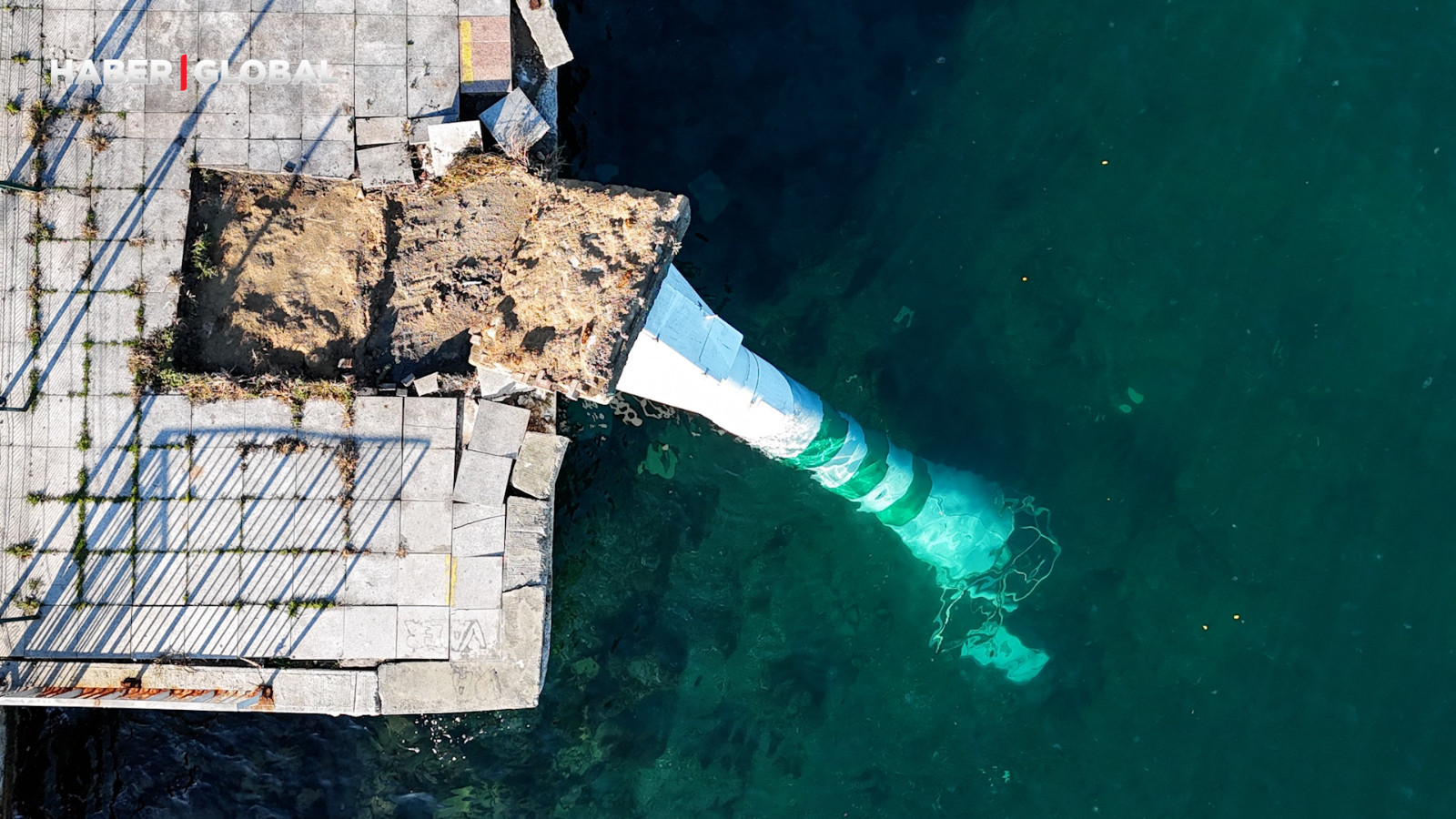 Sarıyer'de ftınanın etkisiyle devrilen deniz feneri havadan görüntülendi