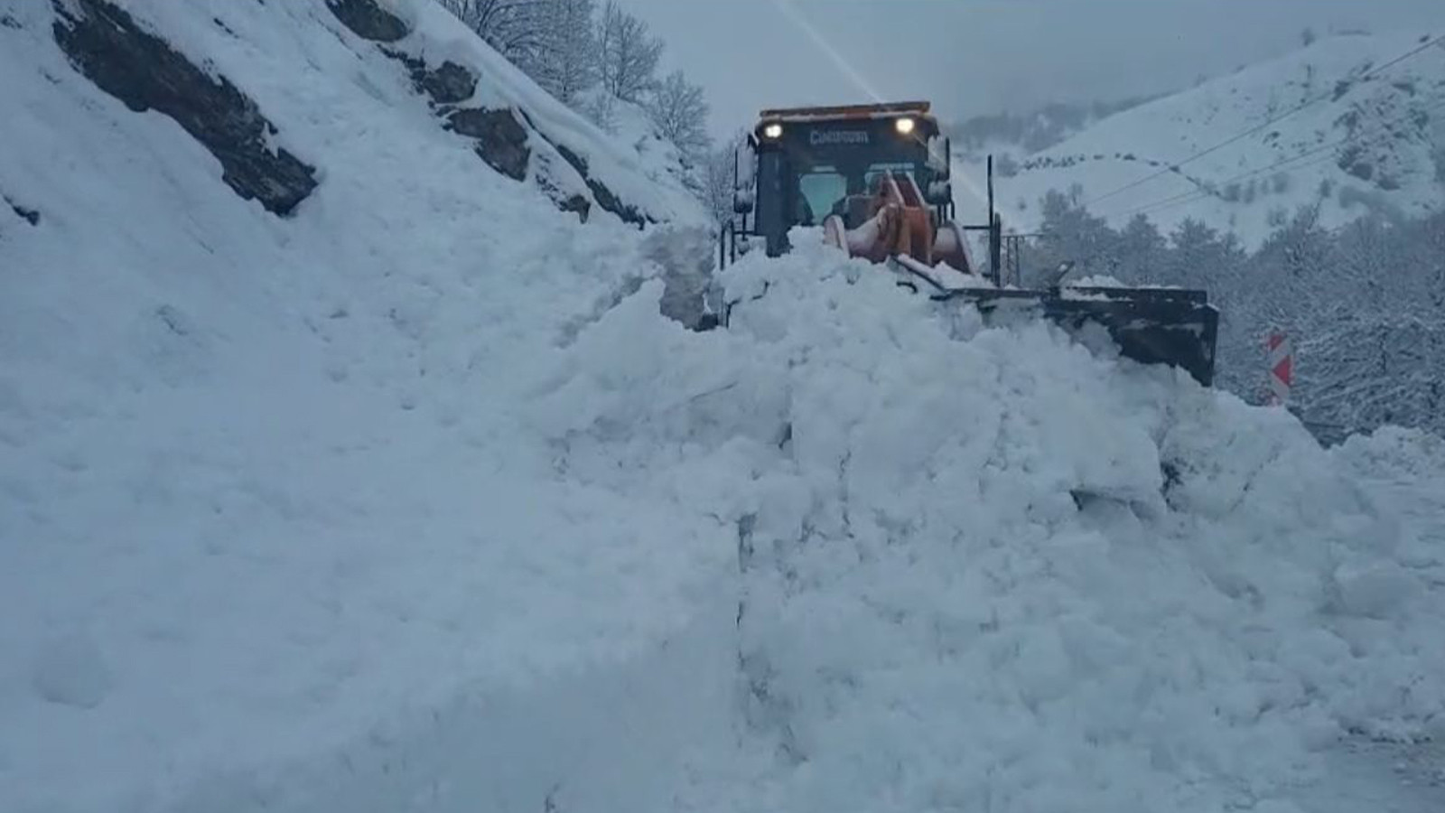 Tunceli’de çığ düşen yol kapandı