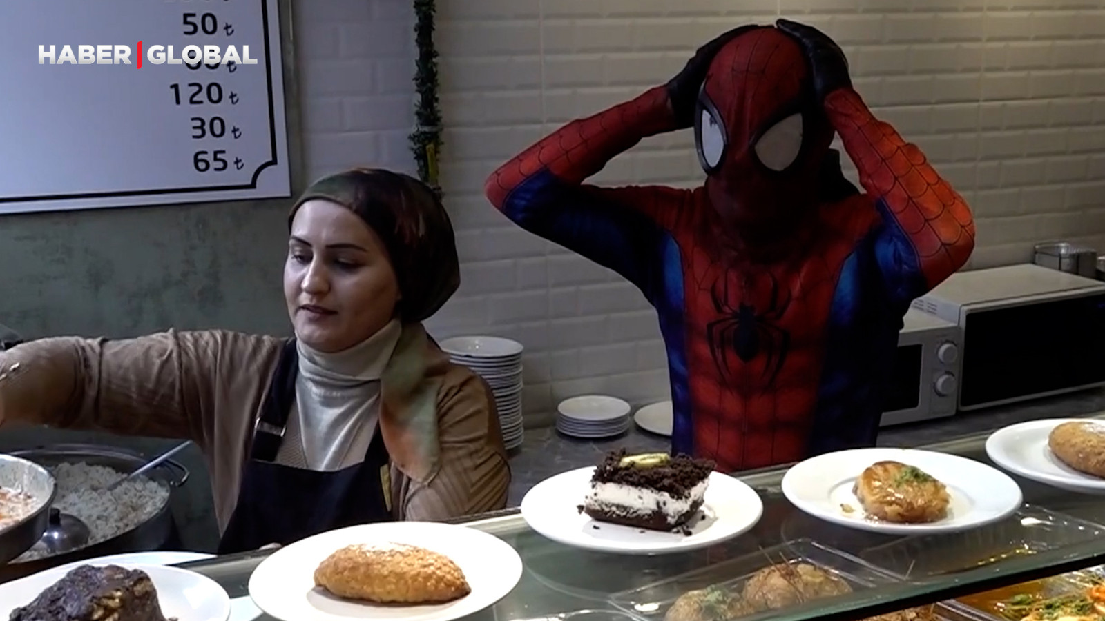 Türkiye'yi gezen "Örümcek Adam" Van'da