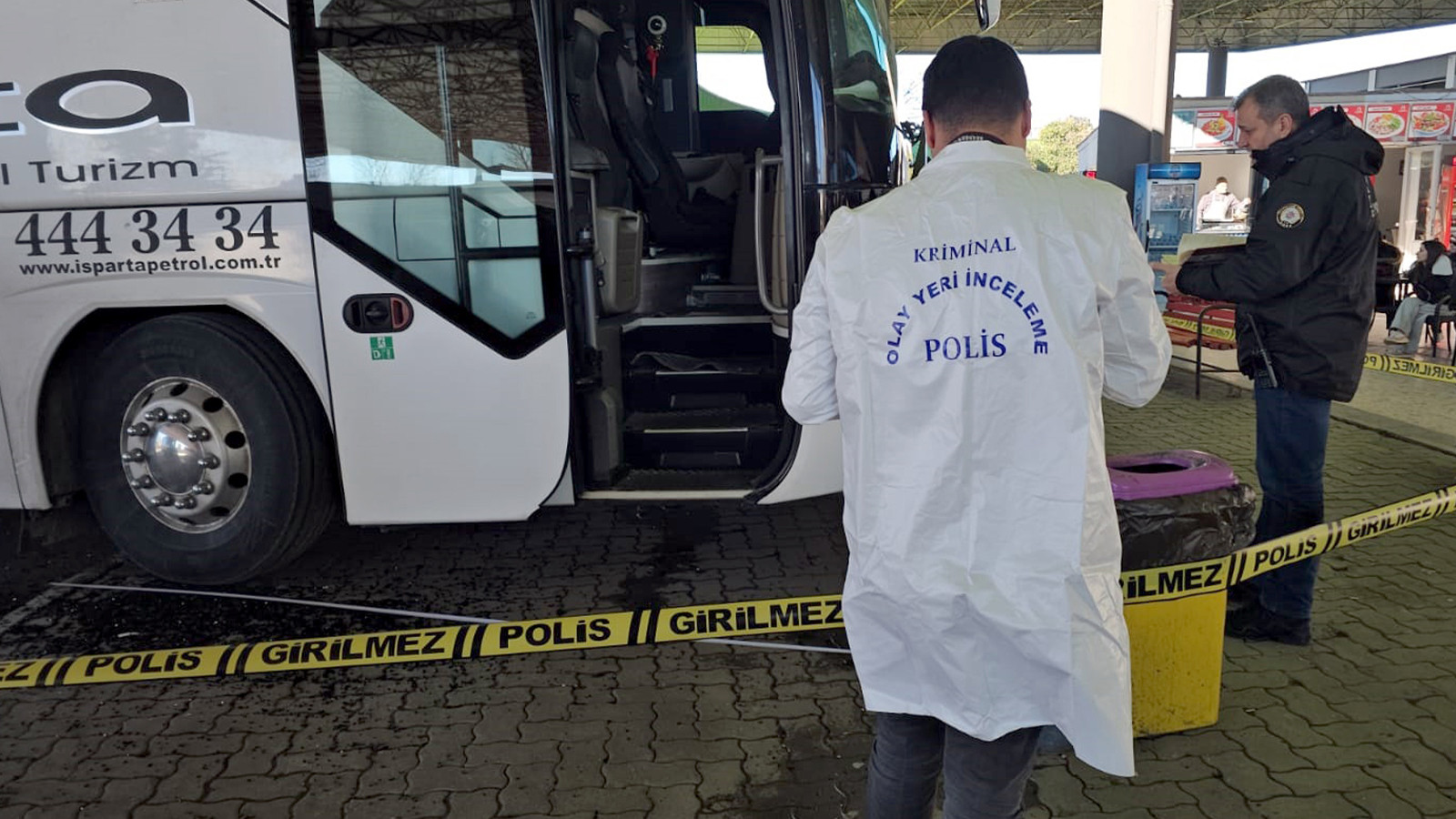 Yanlış vitese alınan otobüs, yedek şoför ile muavine çarptı; 1 ölü, 1 yaralı