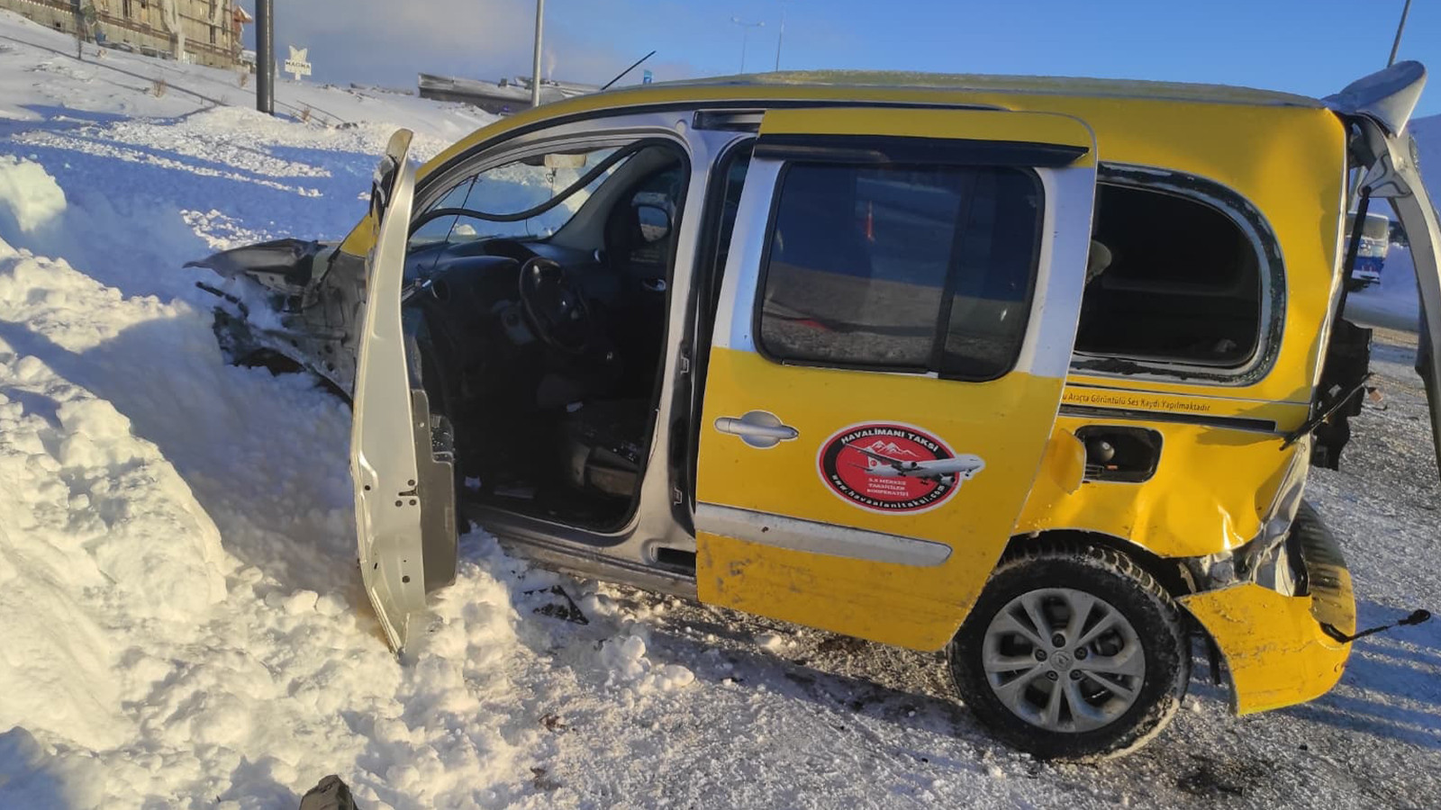 Yolcu minibüsü ile ticari taksi çarpıştı: 1'i ağır 16 yaralı