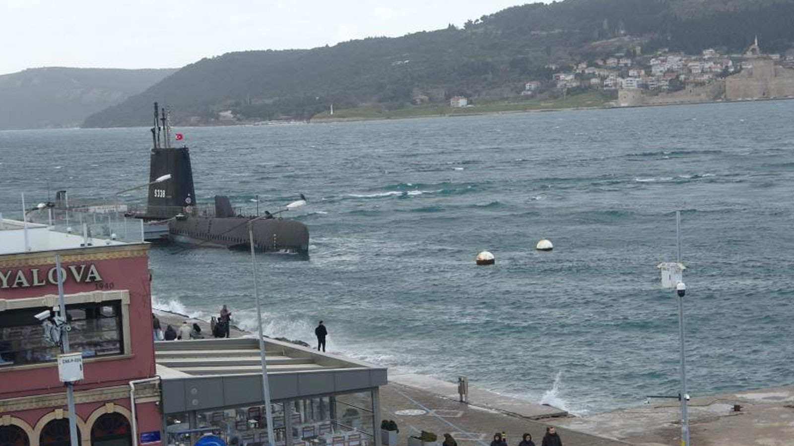Çanakkale Boğazı fırtına nedeniyle trafiğe kapandı