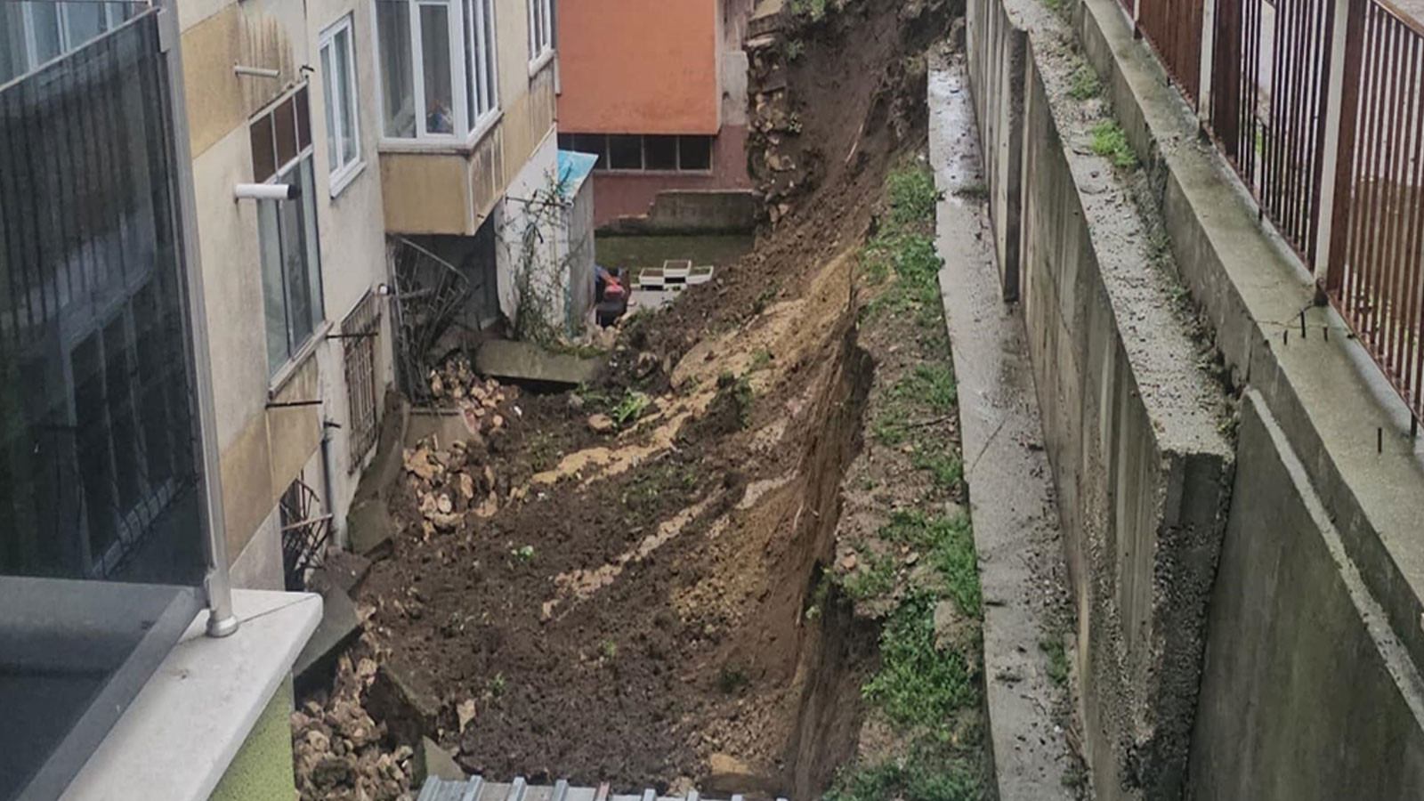 Edirne'de bir apartmanın istinat duvarı çöktü: "Deprem oluyor zannettik"