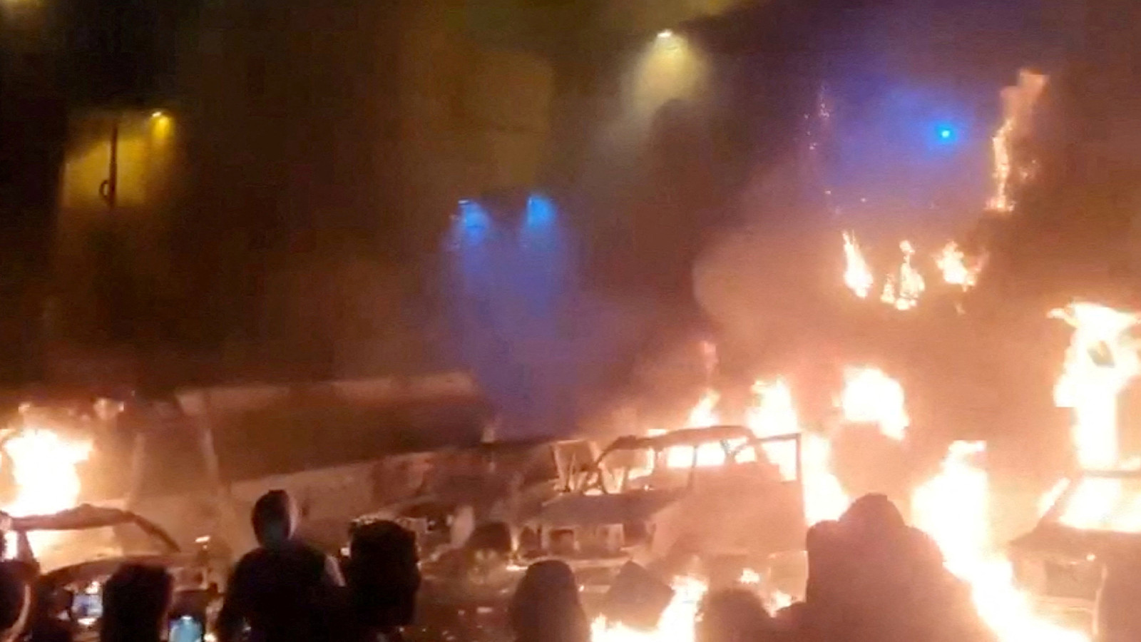 İran'da gösteriler 13'üncü gününde; cami ve belediye binası ateşe verildi