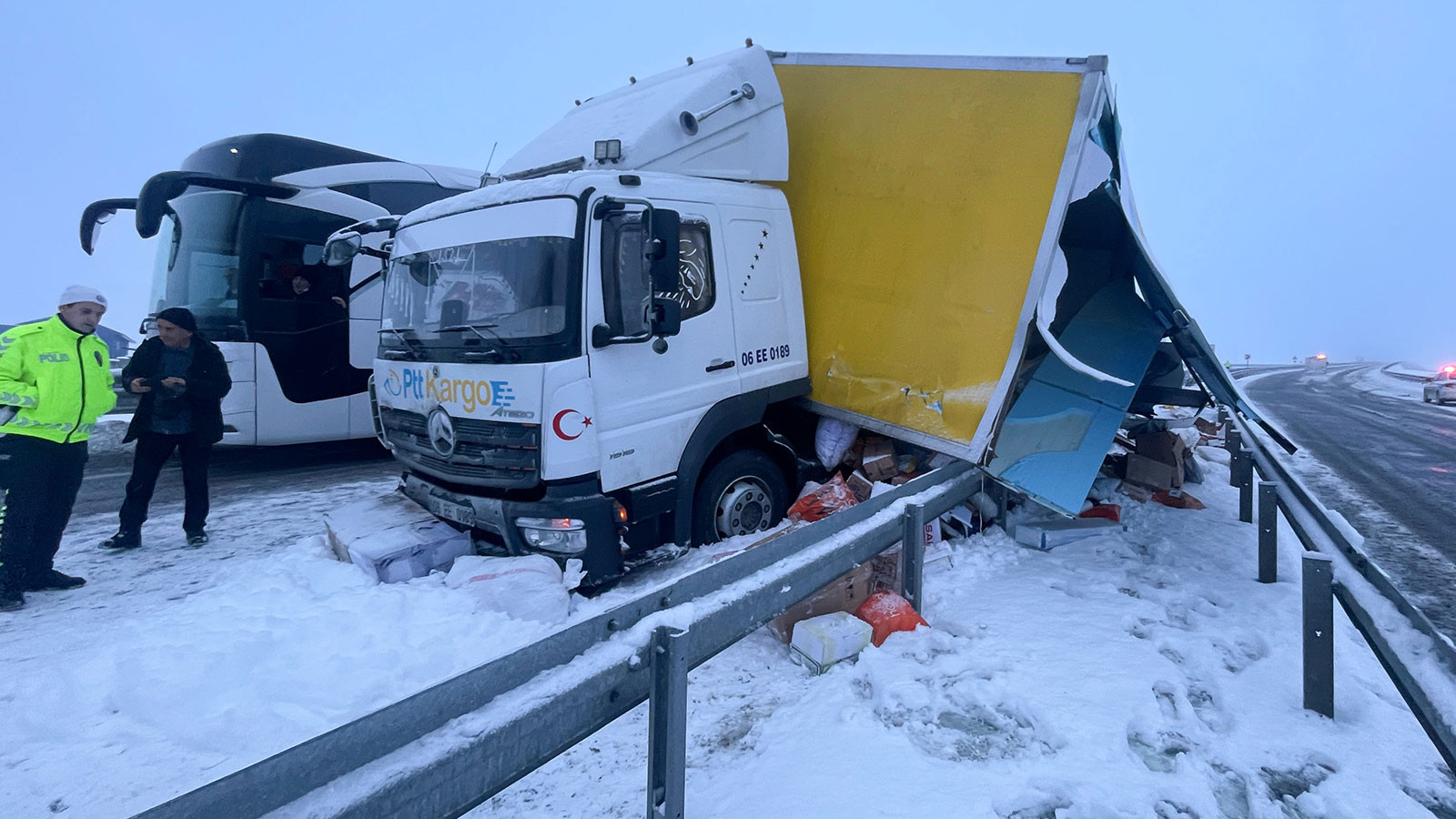 Kars'ta yolcu otobüsünün kamyona çarptığı kazada 9 kişi yaralandı