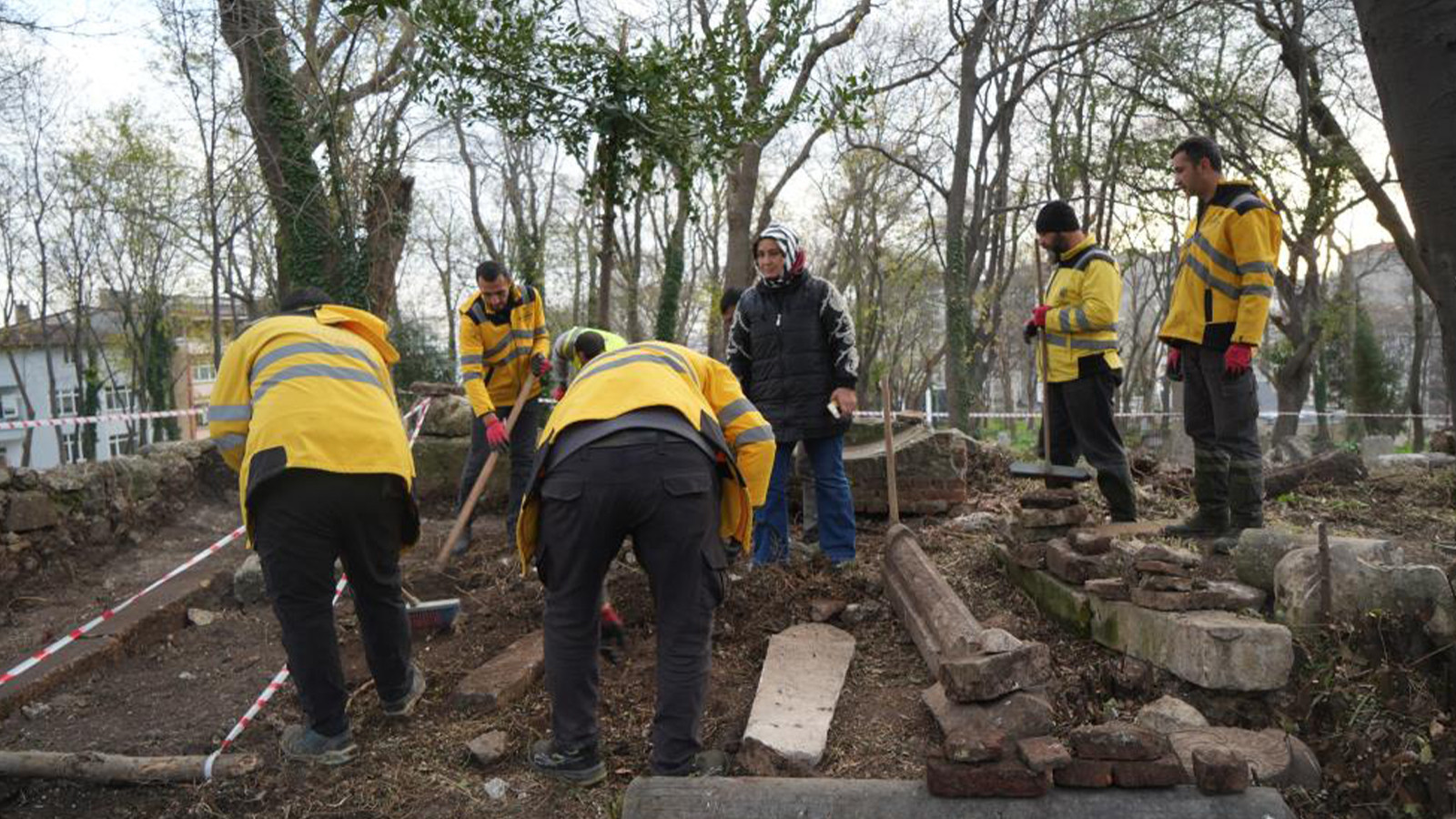 Mezarlığın altından bambaşka bir dünya çıktı; kazdıkça topraktan fışkırıyor