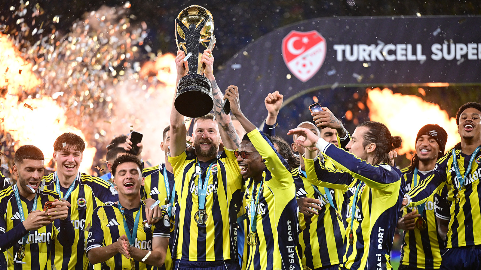 Süper Kupa şampiyonu Fenerbahçe, kupasına kavuştu