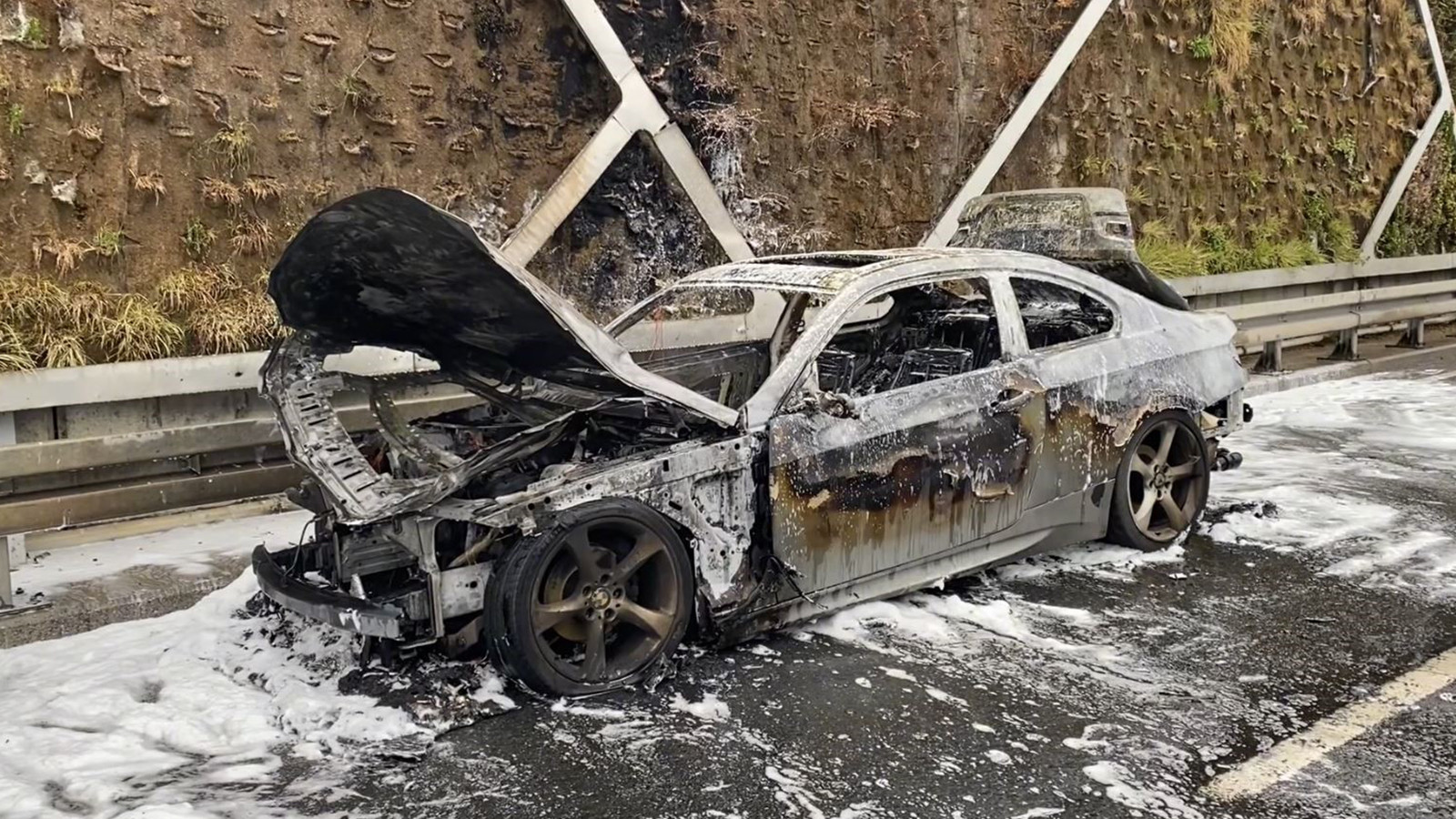 Adres Fatih: Otomobil yol ortasında alevlere teslim oldu