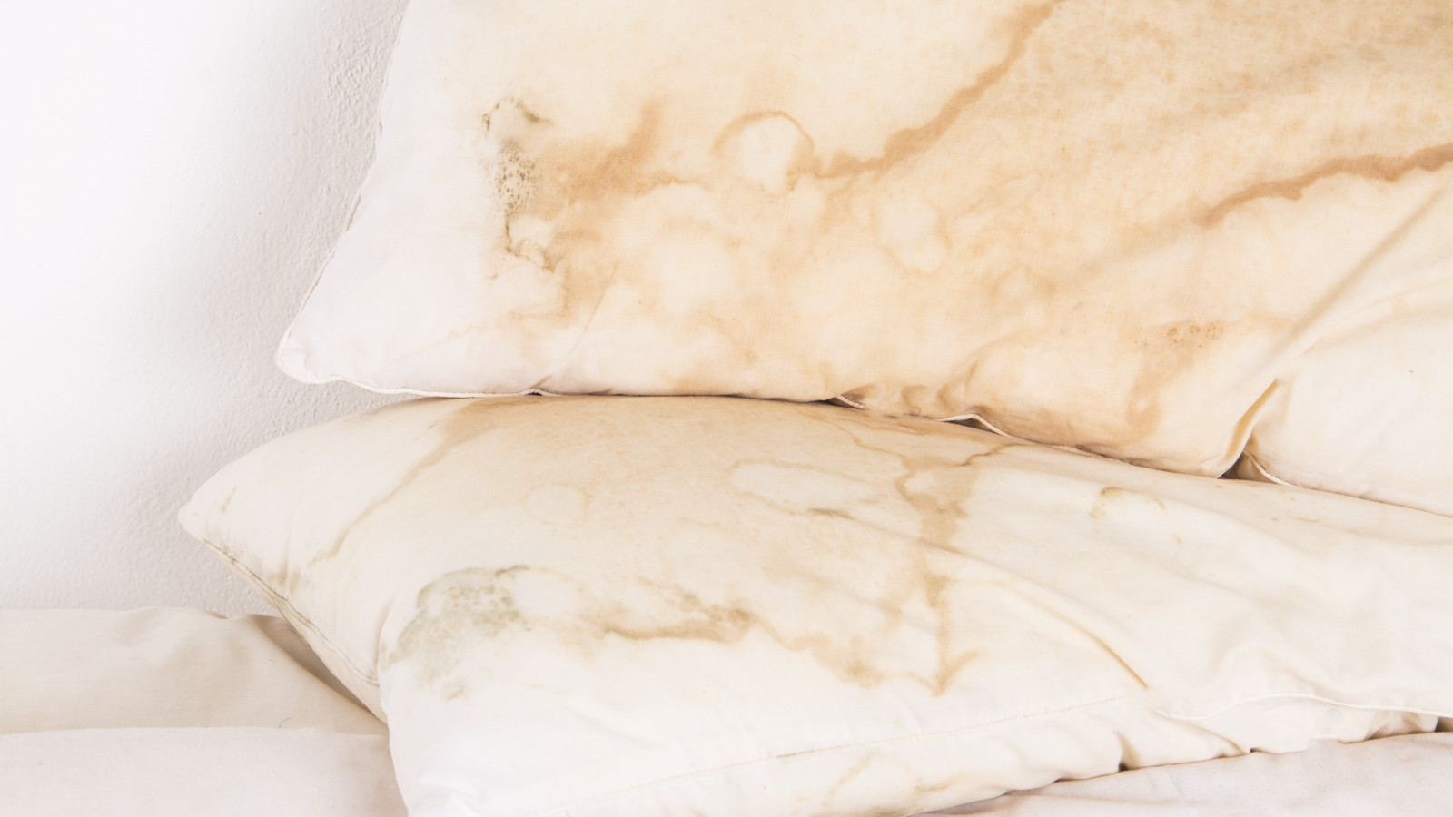 Anında inci gibi beyazlıyor! Yastıklarda sararmadan eser kalmıyor