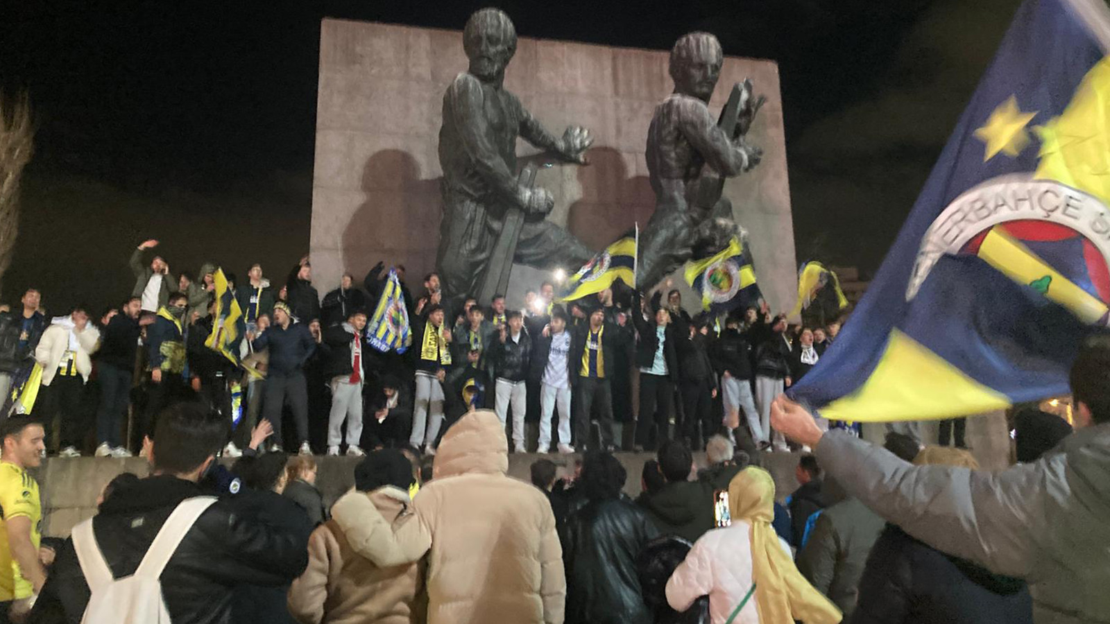 Fenerbahçeli taraftarlardan yurdun dört bir tarafında "Süper" kutlama