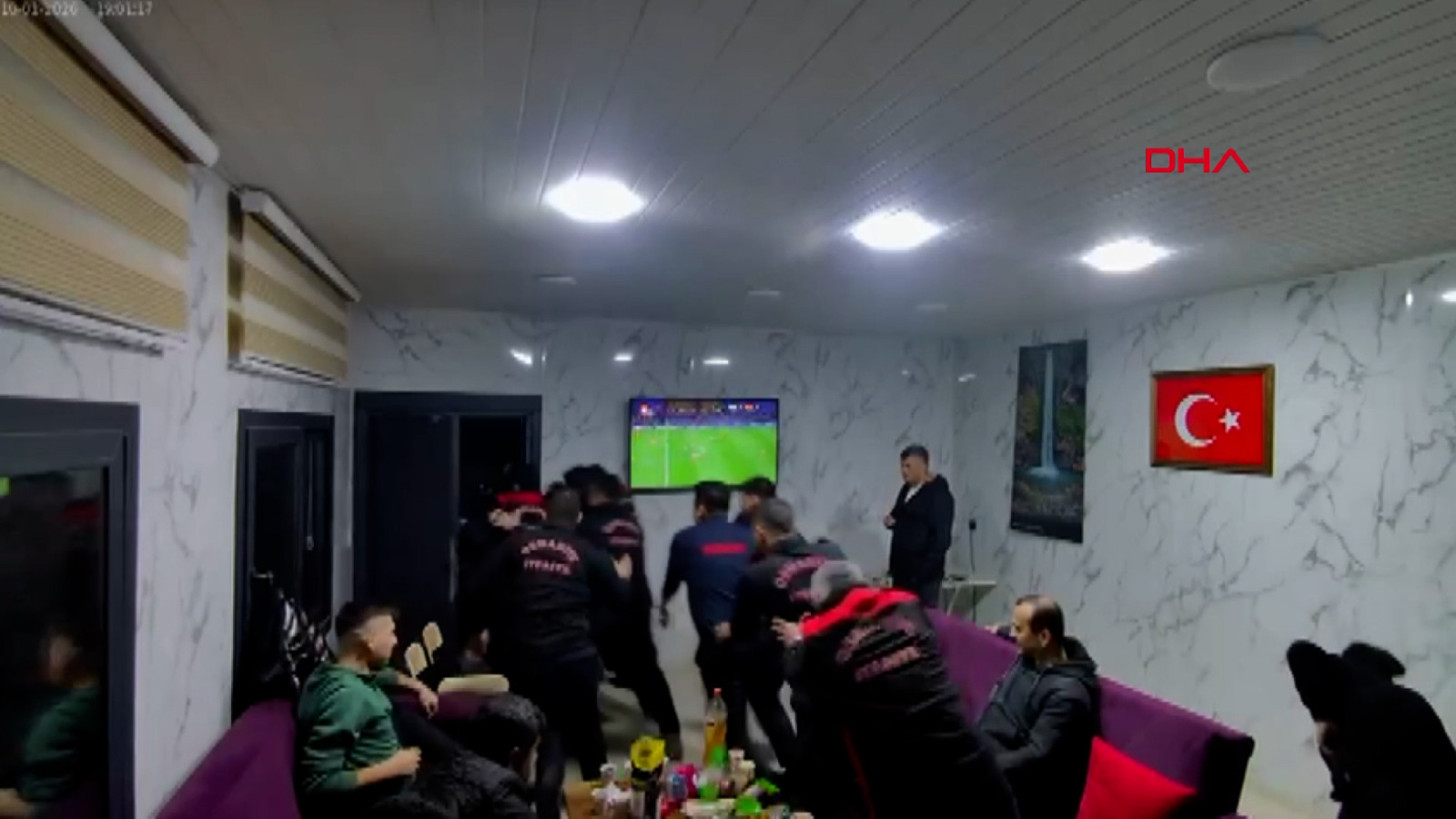 Güvenlik kamerası kaydetti: Süper Kupa maçını izlerken böyle ihbara gittiler