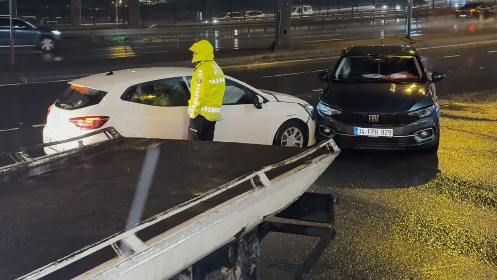 İstanbul Beylikdüzü E-5'te iki araç çarpıştı: 1 yaralı