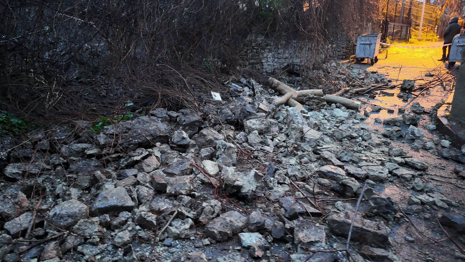 İstanbul Fatih'te istinat duvarı çöktü