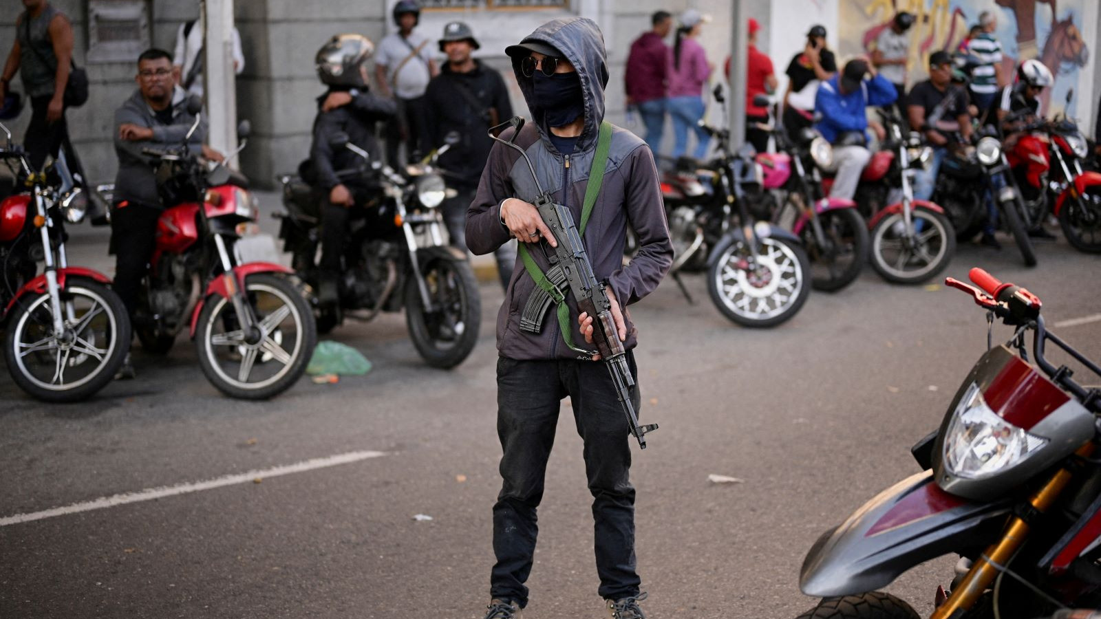 Venezuela'da Amerikalı avı başladı: Araçları tek tek durdurup...