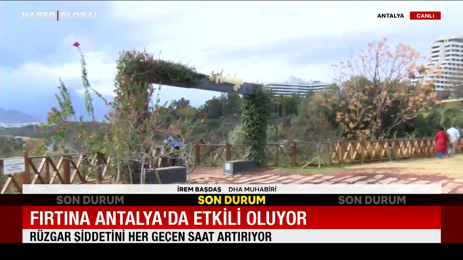 Yazdan kalma havalarla gündemdeydi: Turizmin simge şehirlerinden Antalya'da bu kez kuvvetli fırtına