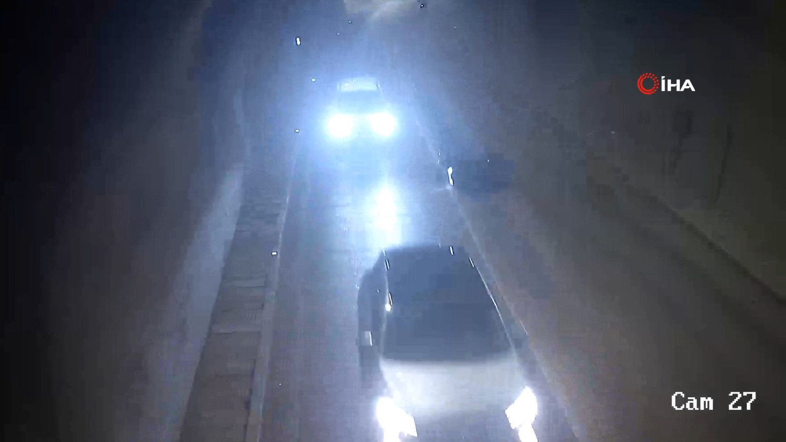 Yer Amasya: Tünelde otomobilleri sollamak isterken devrildi