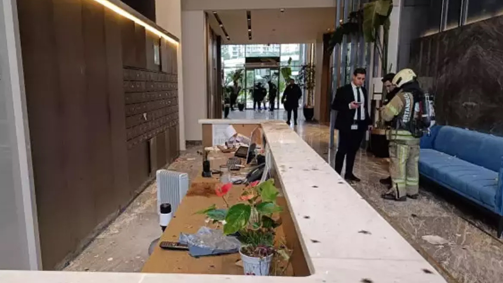 Zeytinburnu’nda siteye bırakılan kargo paketi patladı! Yaralılar var