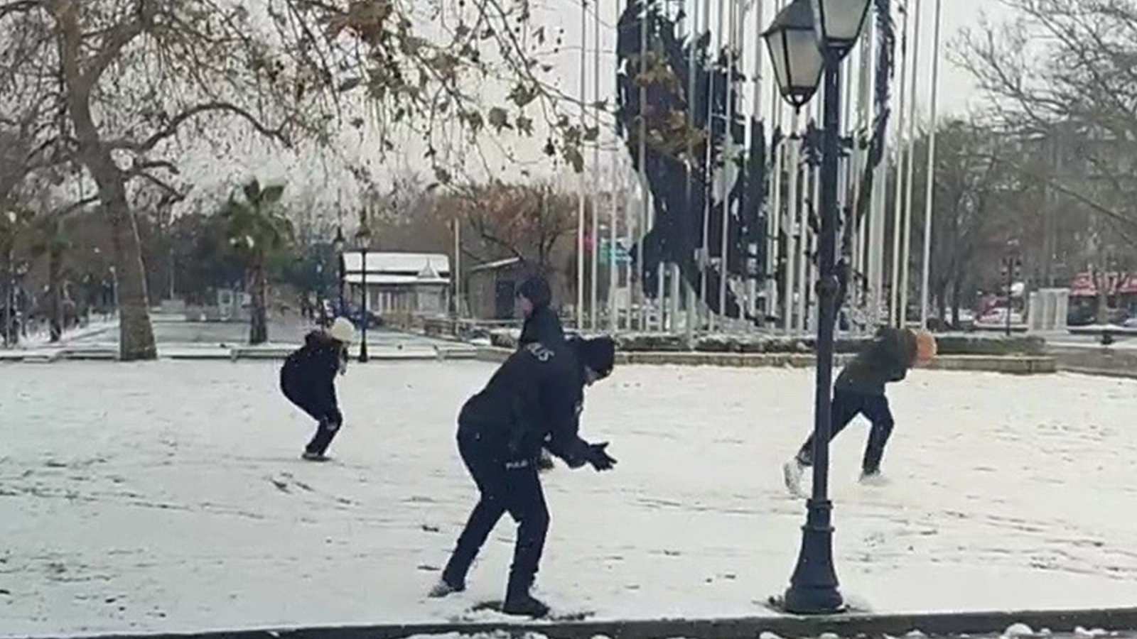 Adres Tekirdağ: Polis ve çocukların kartopu keyfi