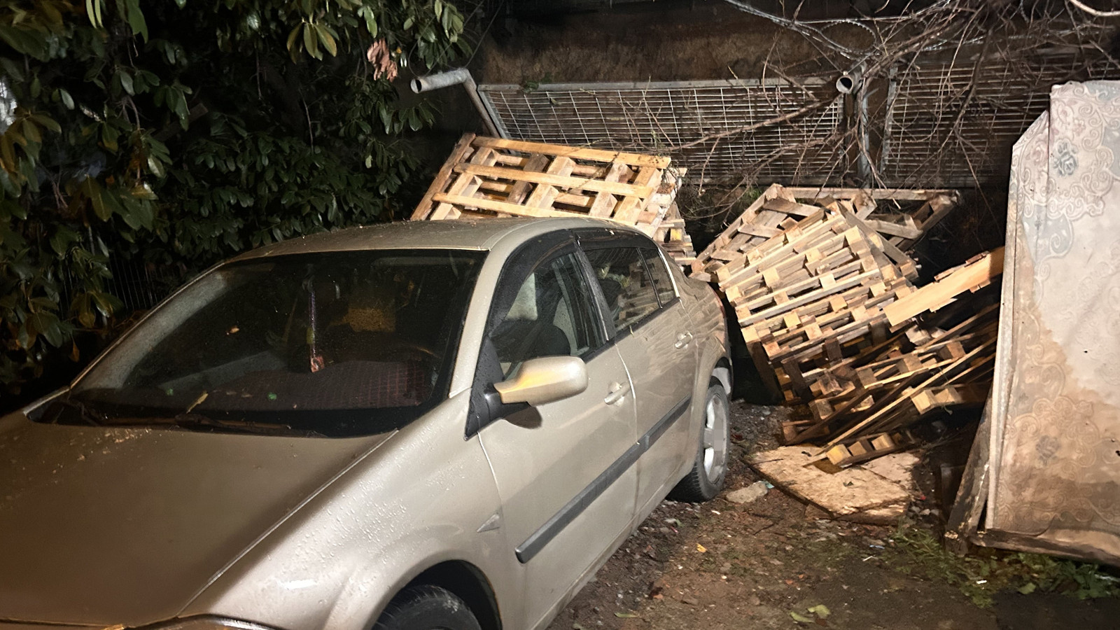 İstanbul'da istinat duvarı aracın üzerine çöktü