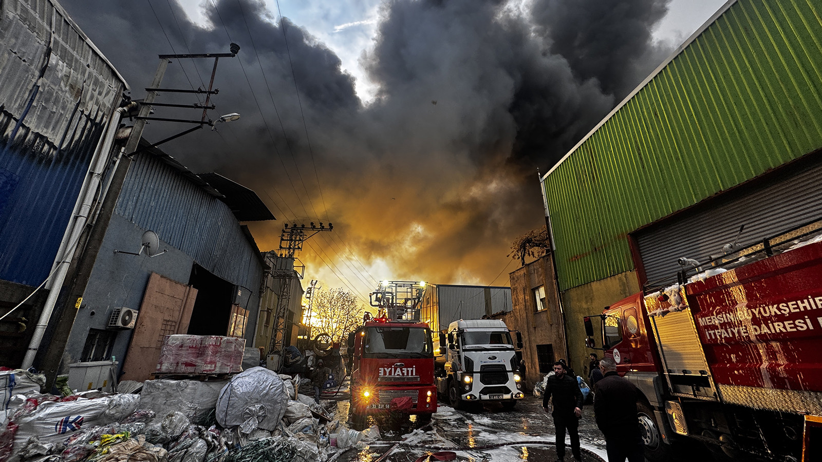 Mersin'de fabrika yangını! Alevlerle mücadele