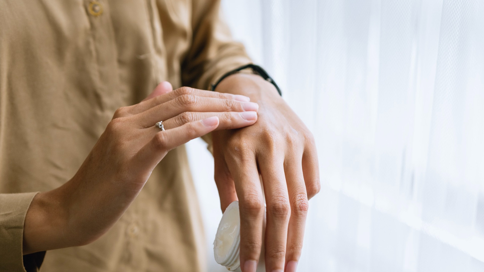 Soğuktan çatlayan elleri nemlendirmenin doğal yolu buymuş!