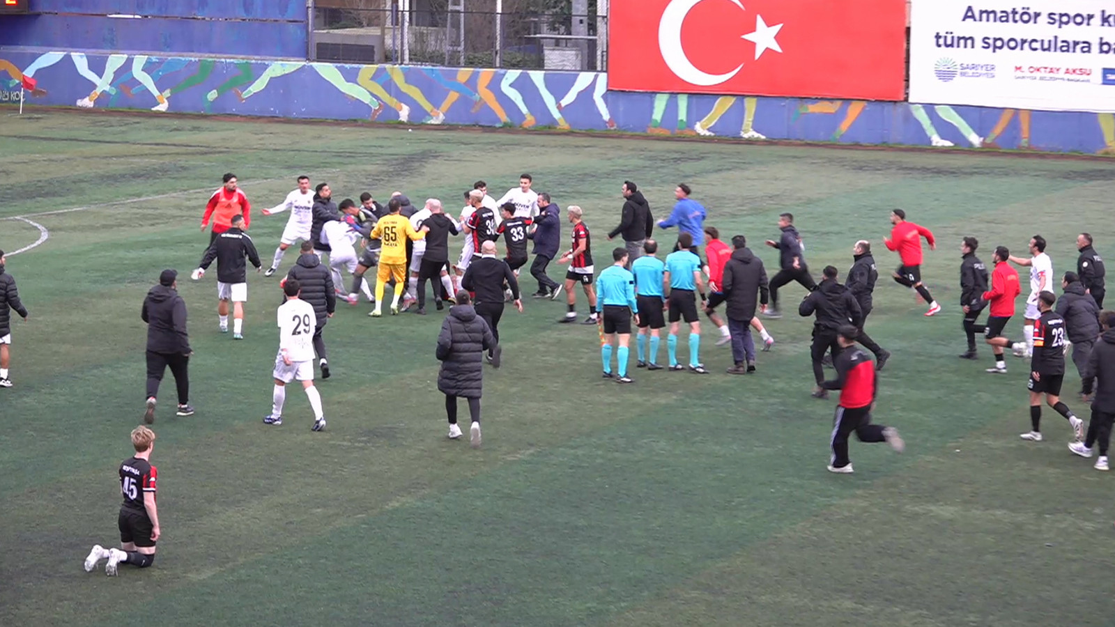 Sarıyer’de amatör lig maçı sonrası kavga! Futbolcu ve taraftarlar birbirine girdi