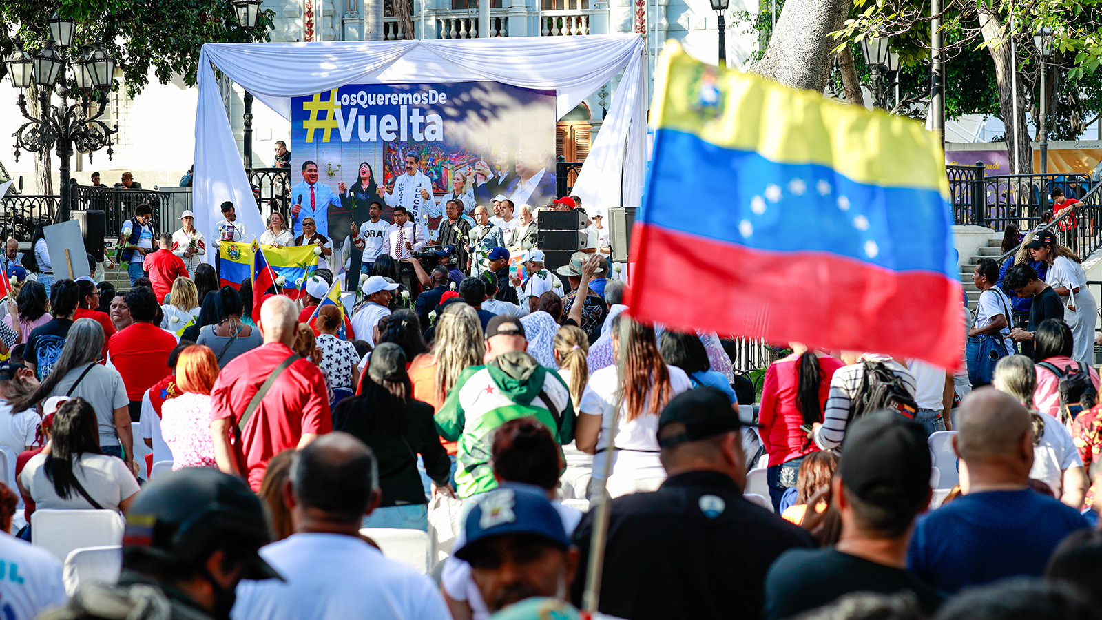 Venezuela'da Maduro için toplandılar: Ulusal istikrar vurgusu