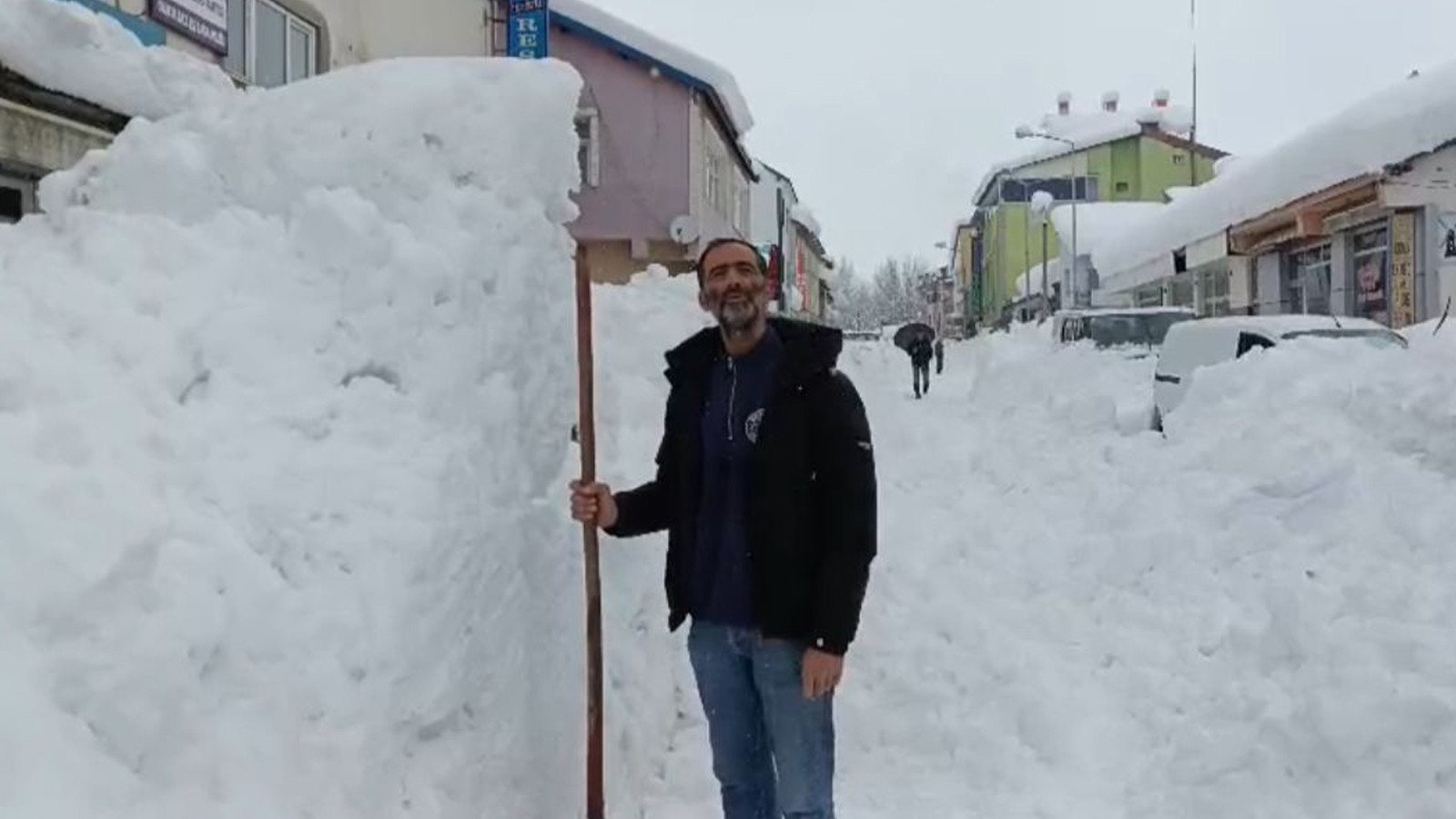 2 gündür aralıksız yağıyor: İlçede kar kalınlığı 1,5 metreye ulaştı