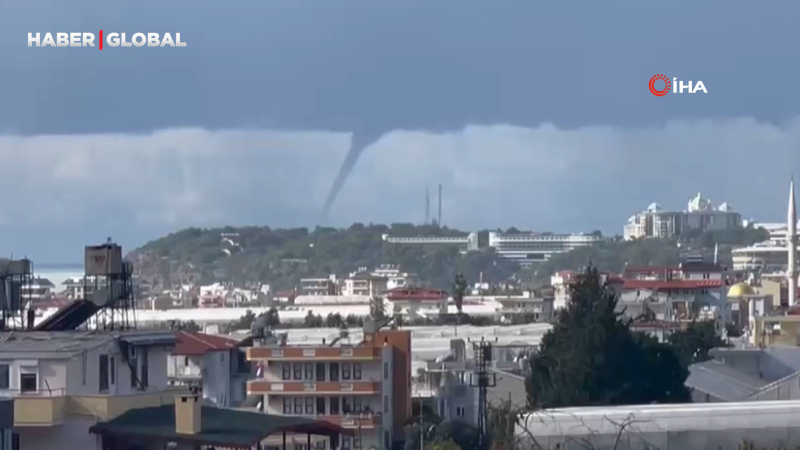 Alanya'da denizde oluşan hortum kamerada