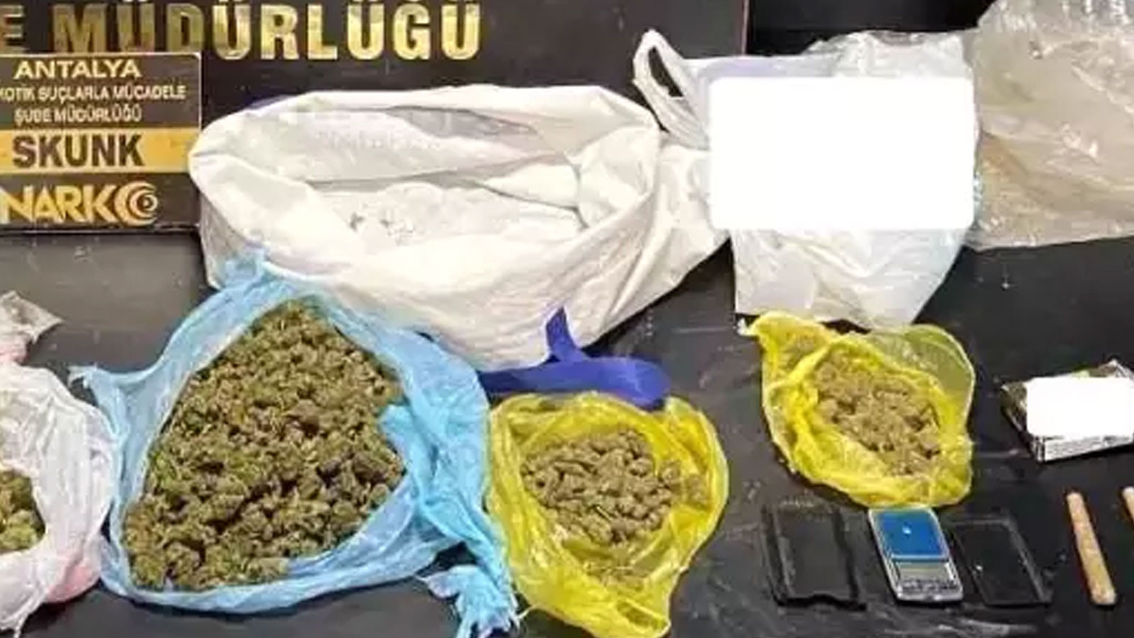 Bakan Yerlikaya: 1 ton 625 kilo uyuşturucu hap ham maddesi ele geçirdik