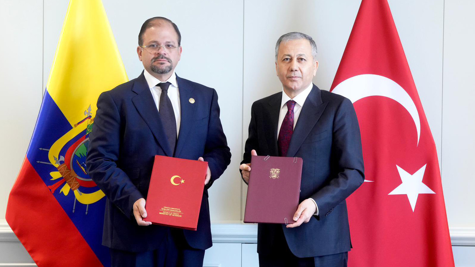 Bakan Yerlikaya, Ekvadorlu mevkidaşı Oviedo ile görüştü