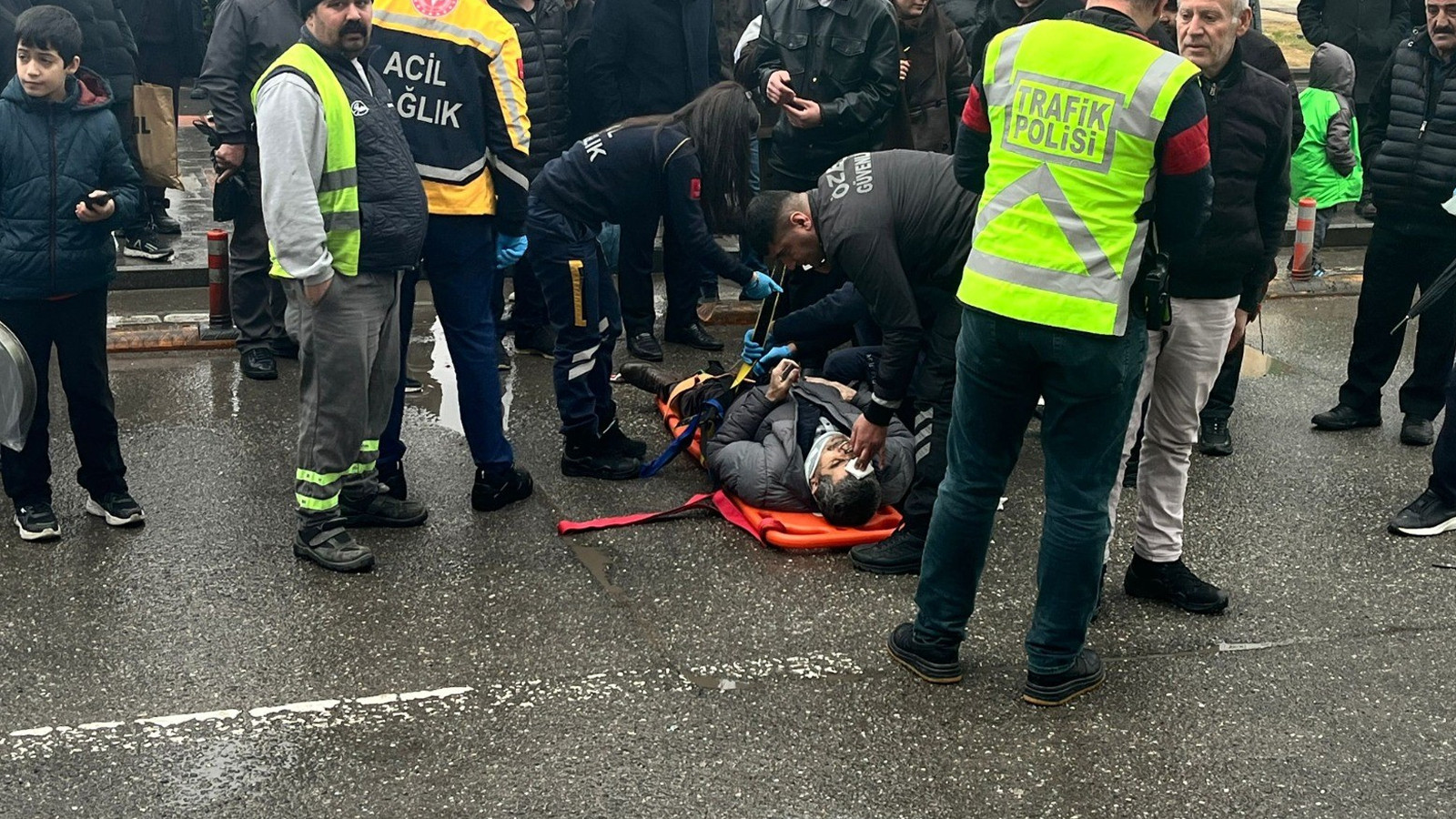 Batman’da yaya geçidinde feci kaza! Yaralılar var