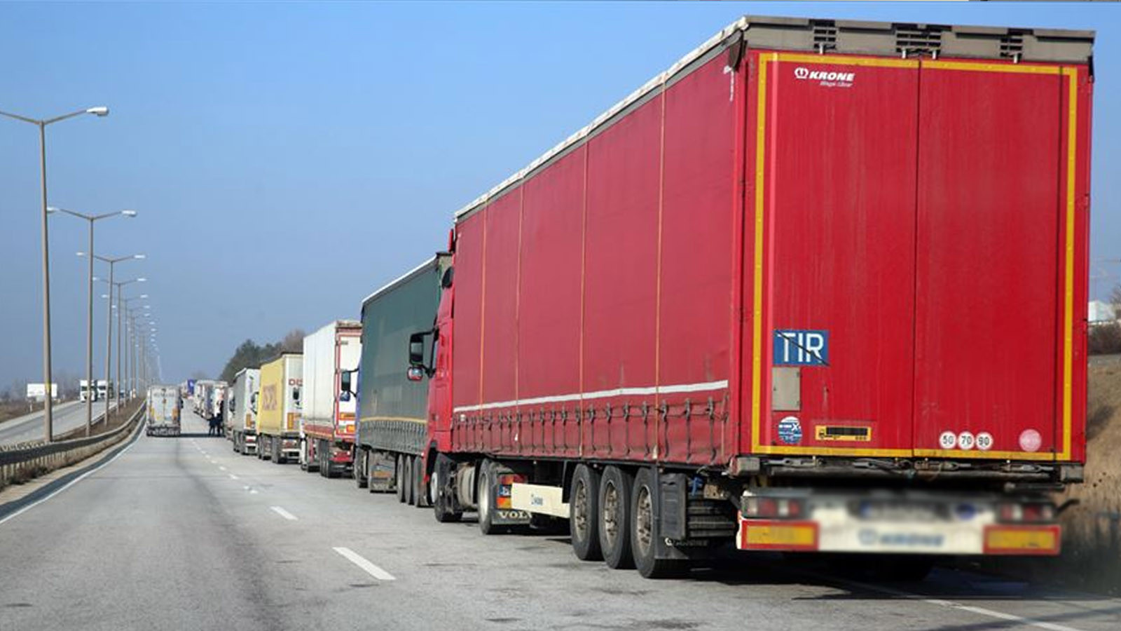 Bitlis-Baykan kara yolu yoğun kar nedeniyle ağır vasıtaların geçişine kapatıldı
