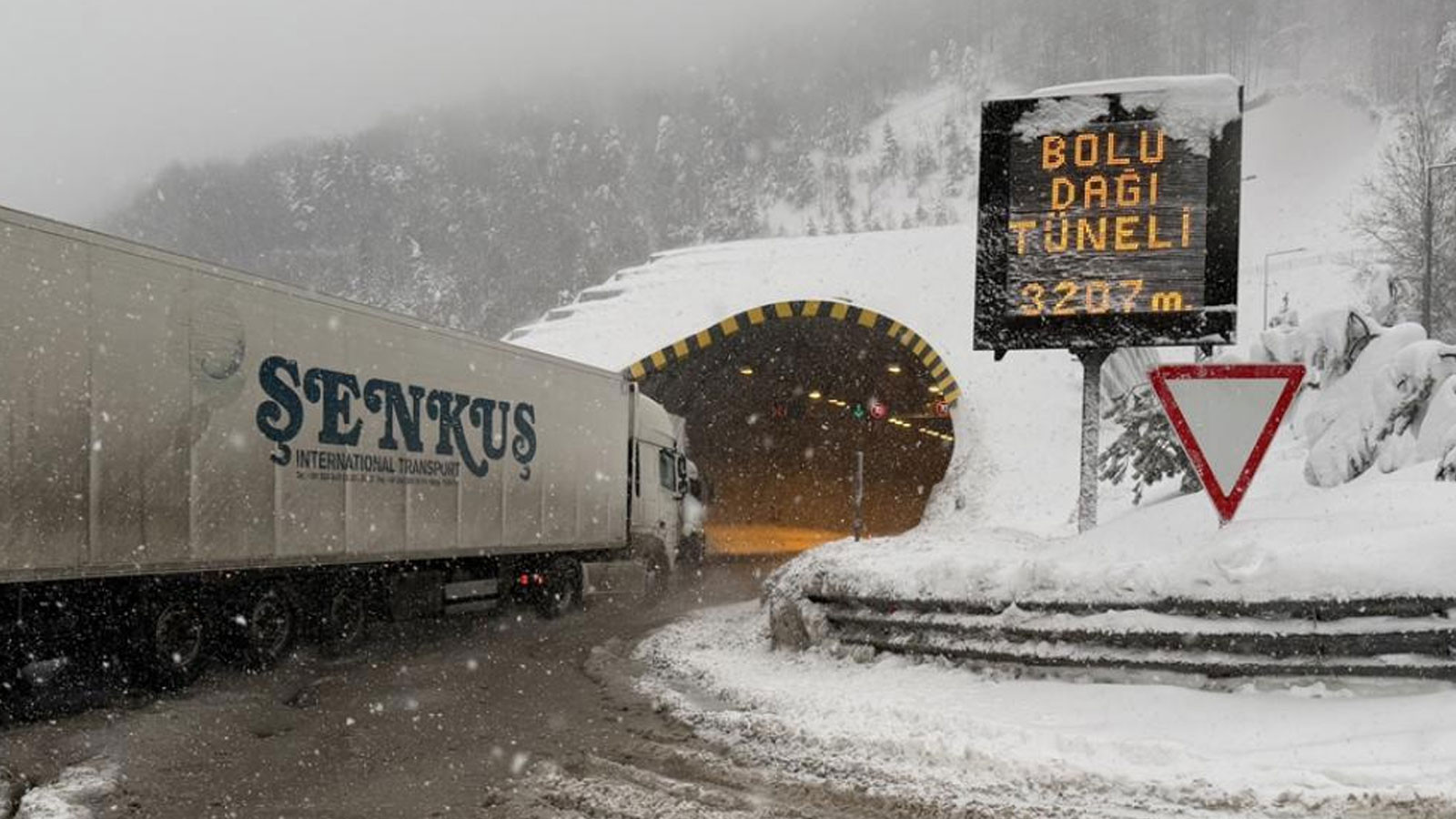Bolu Dağı'nın Ankara istikameti kar nedeniyle ağır tonajlı araçların geçişine kapatıldı