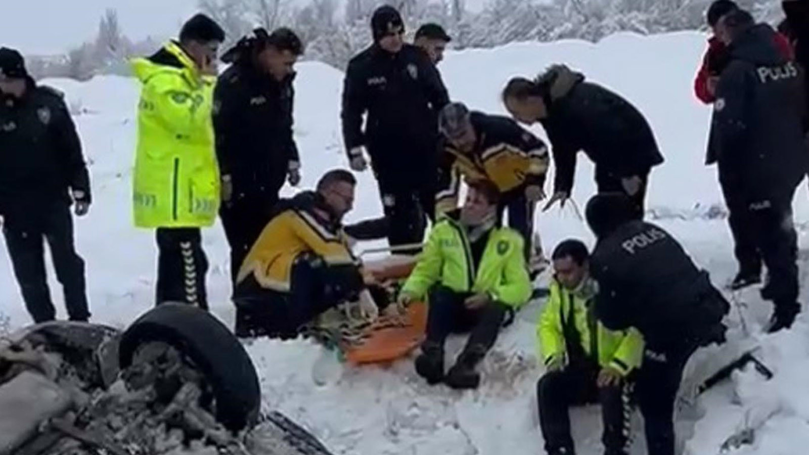 Erzincan'da polis aracı şarampole devrildi: 2 yaralı