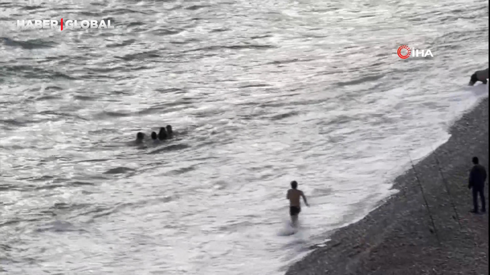 Fırtınalı havada denizde can pazarı