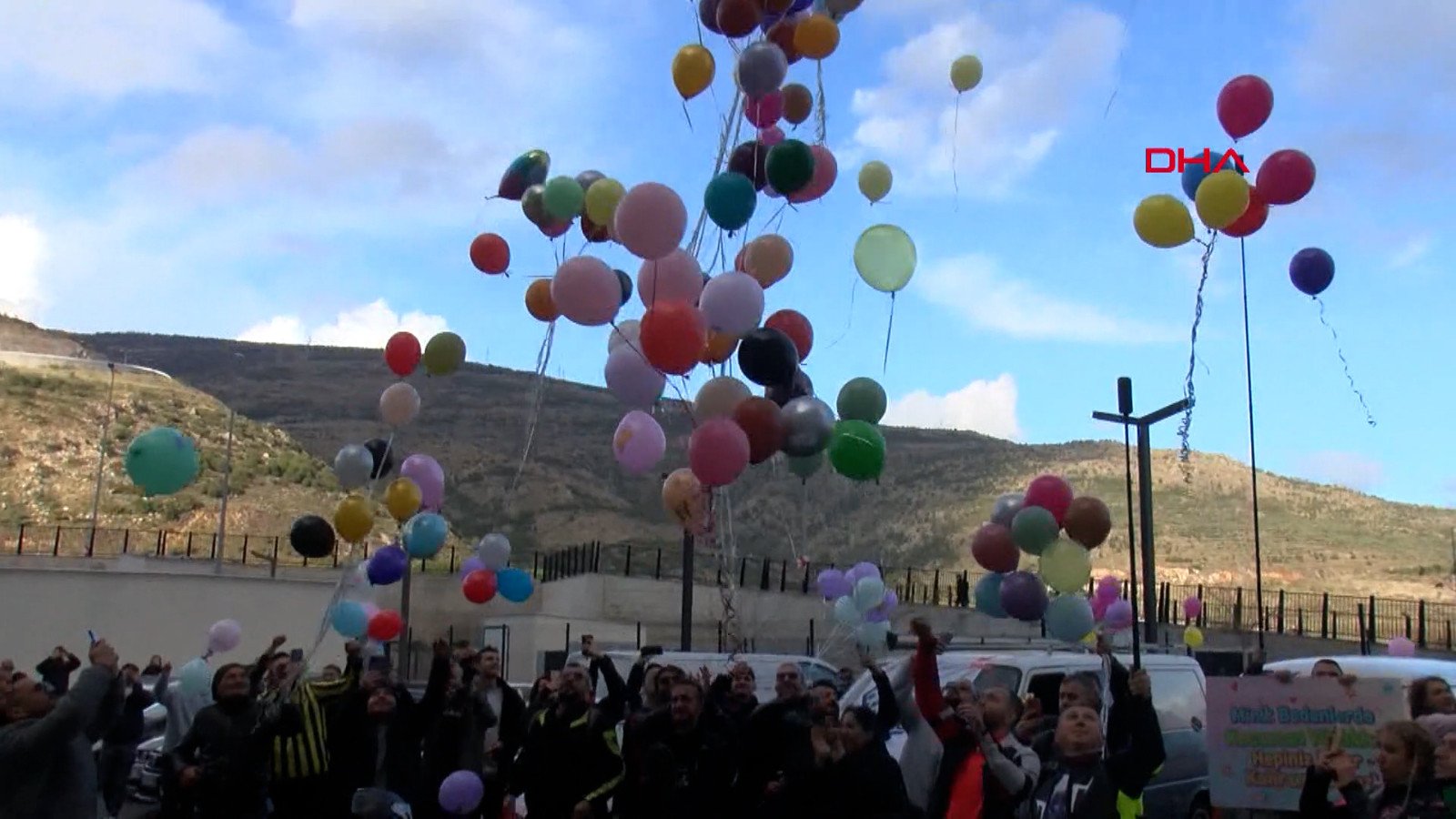 Gökyüzü Beyza için renklendirildi: Balonlu moral etkinliği