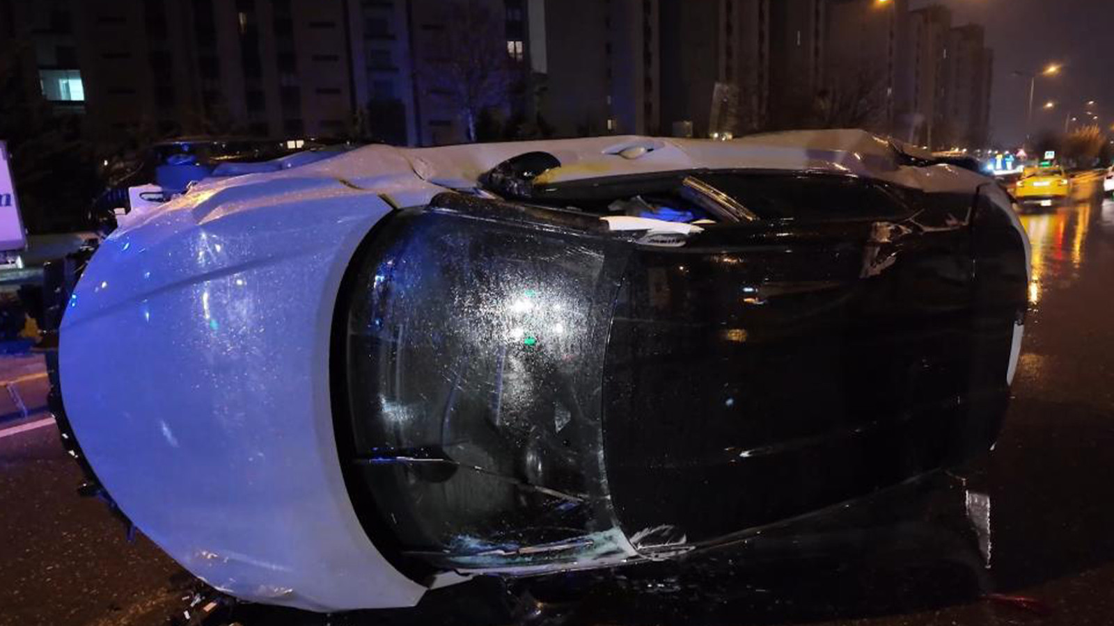 İstanbul'da aşırı hız kazası! Alkollü sürücü 5 araca çarptı!