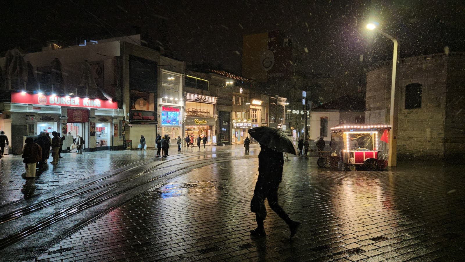 İstanbul'da gece saatlerinde kar yağışı etkili oldu 