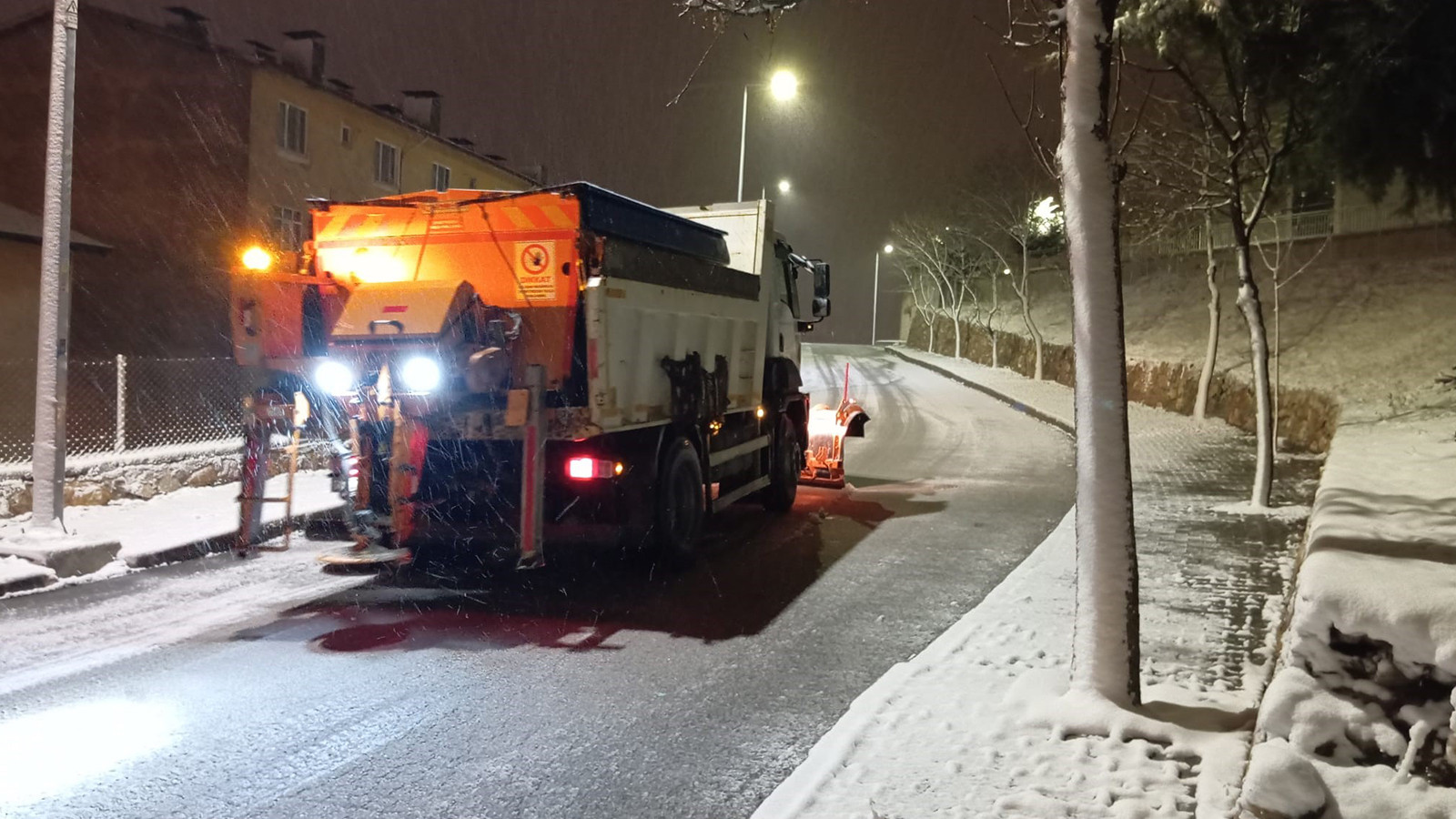 Kar yağışına karşı Tokat Belediyesi'nden etkin mücadele