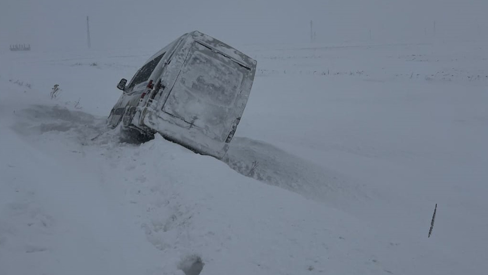 Kara saplanan minibüsteki yolcuları jandarma kurtardı