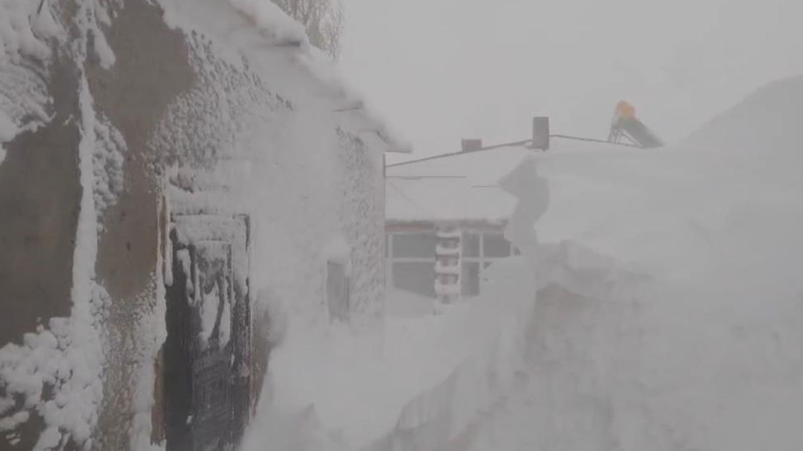 Meteoroloji uyarmıştı; kar kalınlığı 3 metreye ulaştı