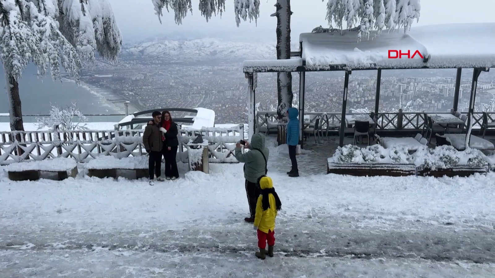 Ordu'nun "seyir terası" Boztepe'de çocukların kar keyfi