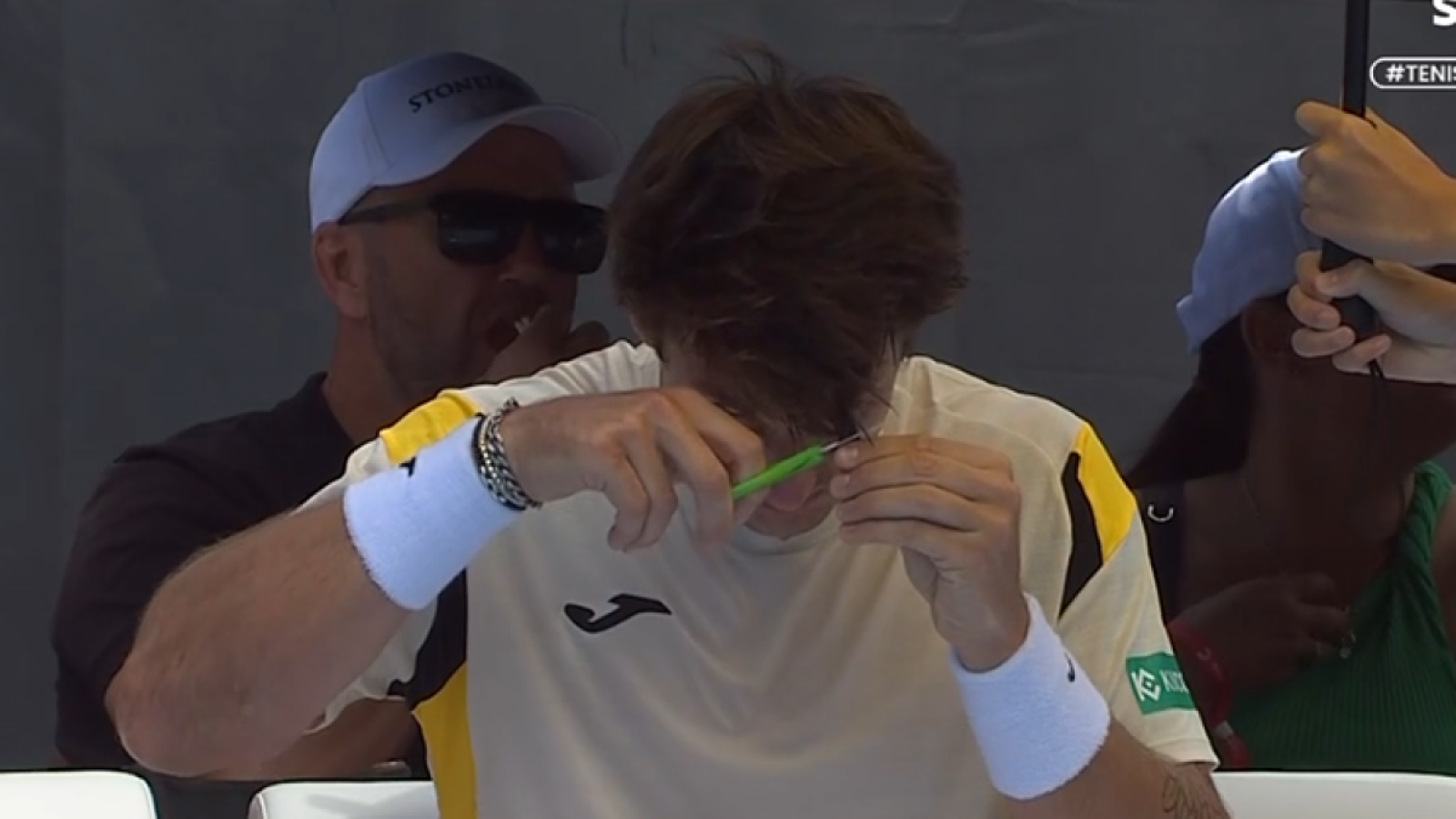 Şilili raket mola sırasında saçlarını kesti!